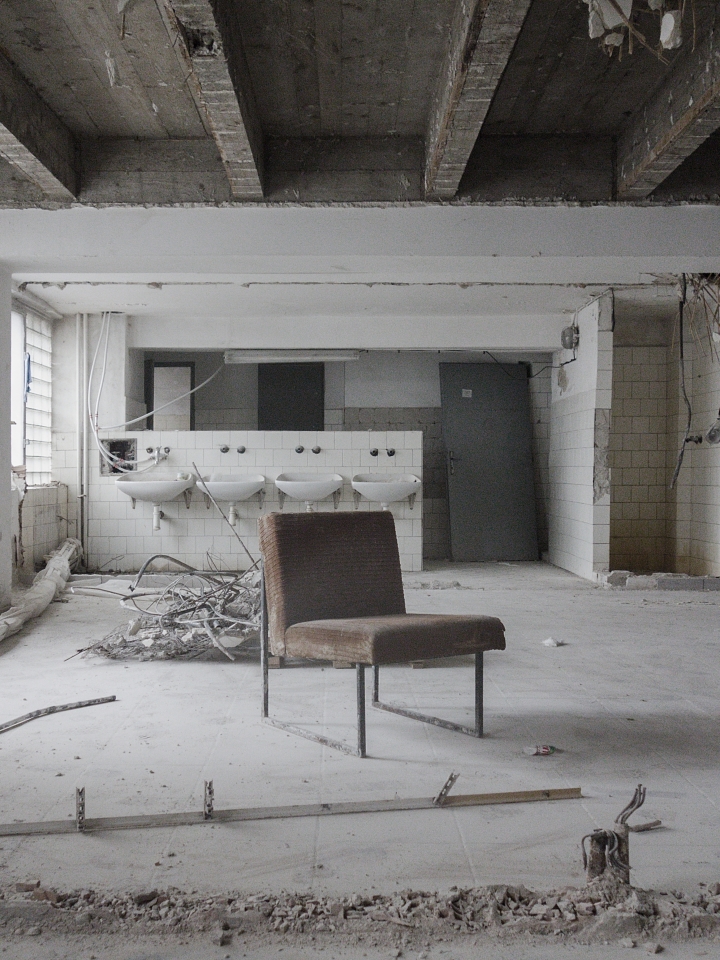Loft Chair & TV Woman_Pavel Hache_2