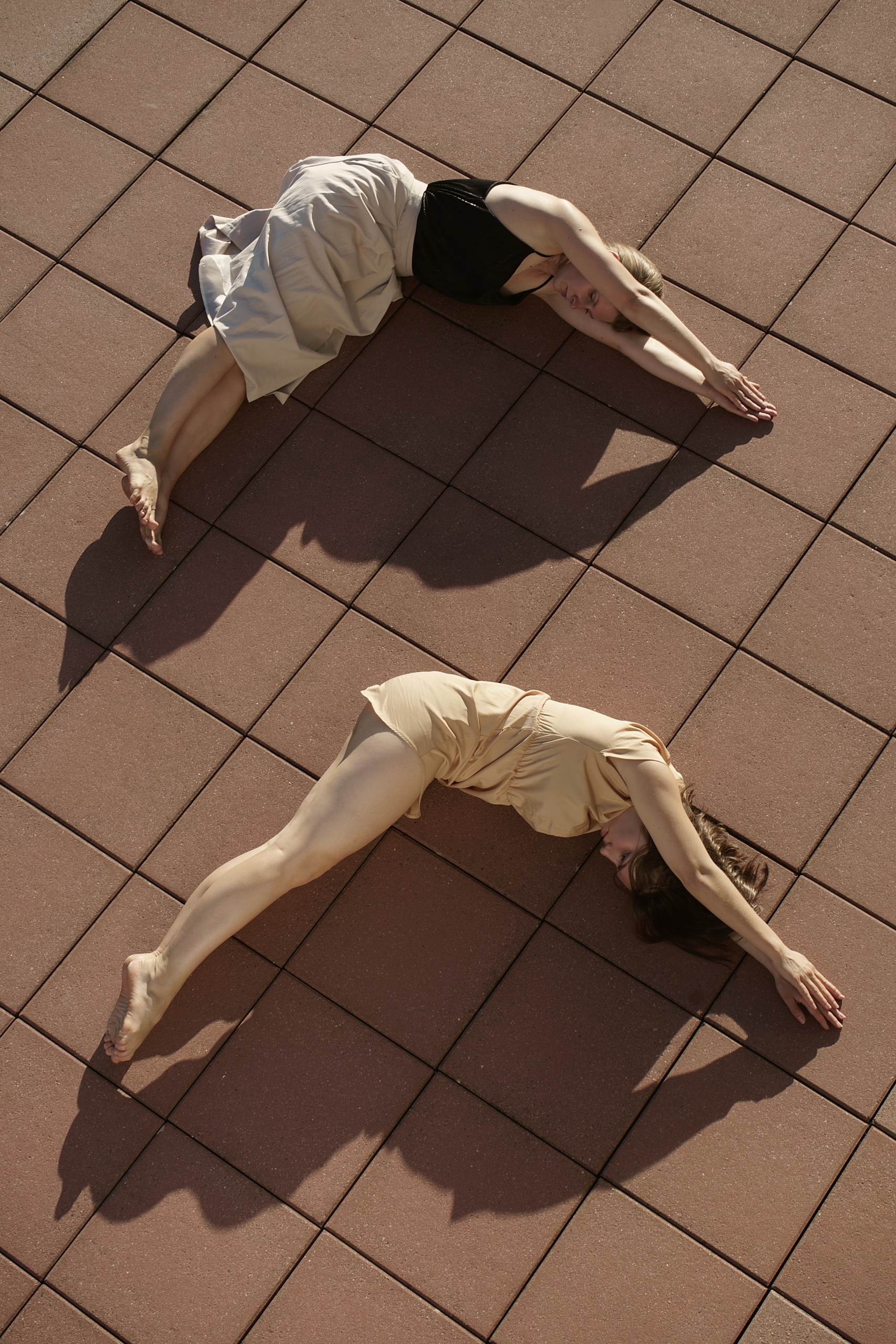 From the series "Ode to A.L."
Tribute to architect and writter Adolf Loos, a lover of stripped-down, clean simplicity, precursor of Bauhaus and author of the so-called 'Raumplan'.
Photography: Pavel Hache
Dancers: Anatomy of Movement (Eva Pospíilová and Jana Hríbiková)
Light Assistant: Ivan Málek
Creative Assistant: Monika Stankovièová