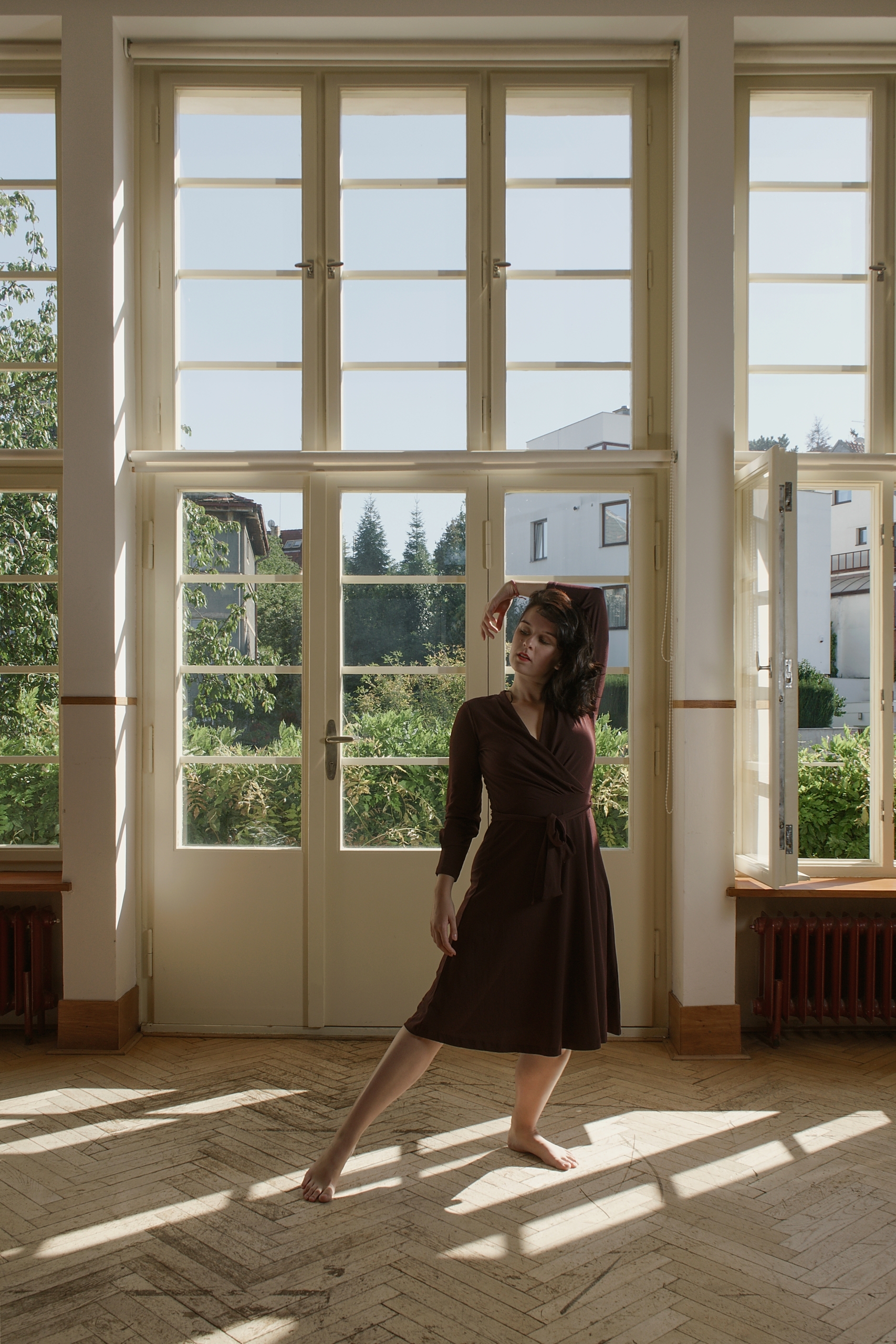 From the series "Ode to A.L."
Tribute to architect and writter Adolf Loos, a lover of stripped-down, clean simplicity, precursor of Bauhaus and author of the so-called 'Raumplan'.
Photography: Pavel Hache
Model: Monika Stankovièová
Light Assistant: Ivan Málek
Creative Assistant: Monika Stankovièová