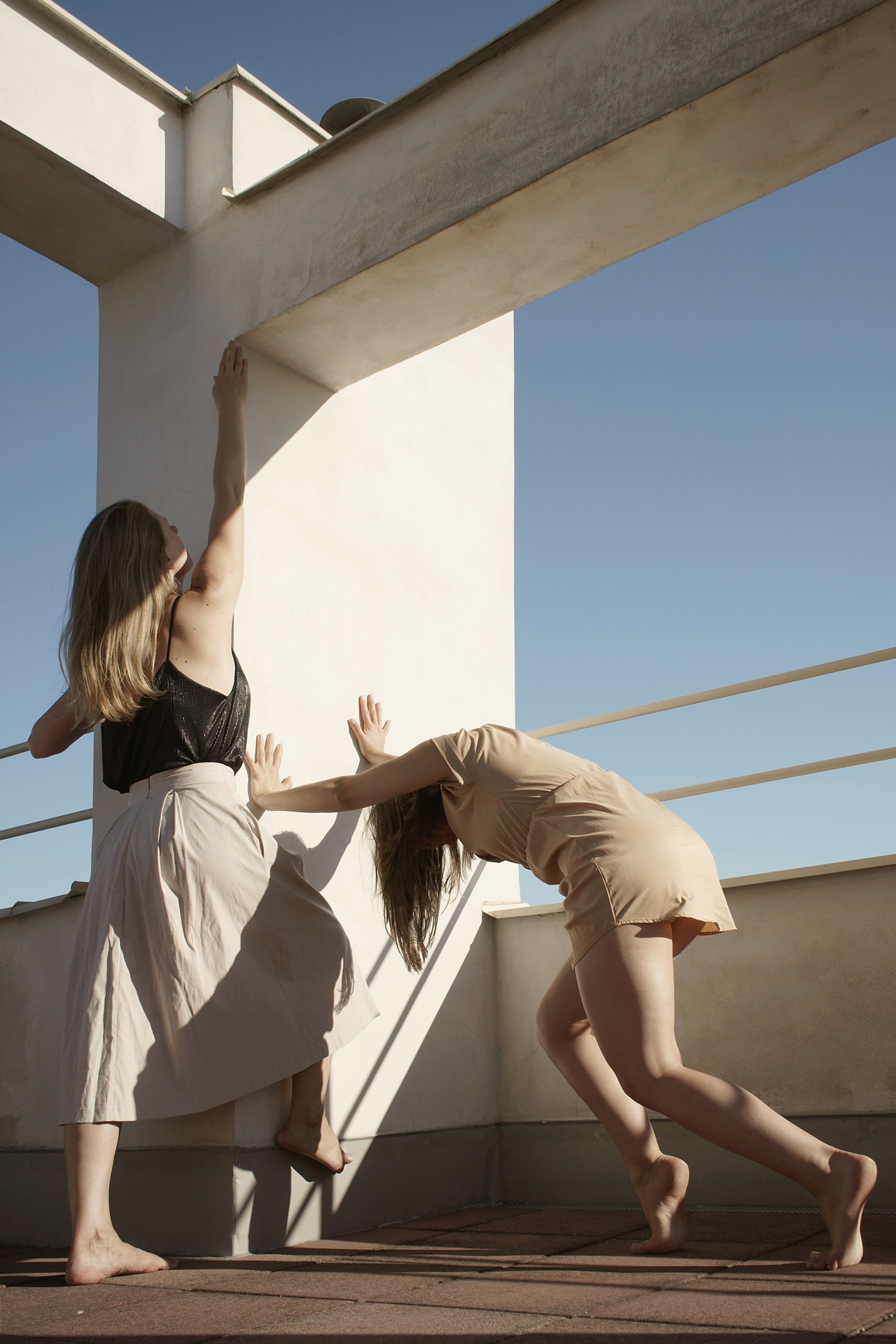 From the series "Ode to A.L."
Tribute to architect and writter Adolf Loos, a lover of stripped-down, clean simplicity, precursor of Bauhaus and author of the so-called 'Raumplan'.
Photography: Pavel Hache
Dancers: Anatomy of Movement (Eva Pospíilová and Jana Hríbiková)
Light Assistant: Ivan Málek
Creative Assistant: Monika Stankovièová